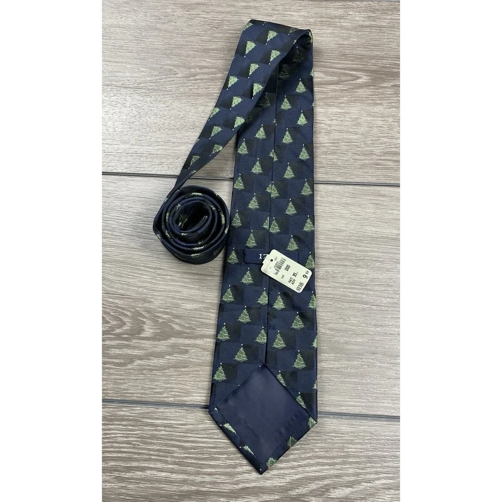 Izod Men's 100% Silk‎ All Over Christmas Tree Pattern Neck Tie Blue New